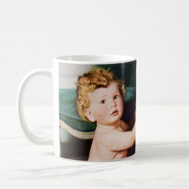 Retro sött litet barn som leker med klädbyrå kaffemugg (Vänster)