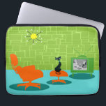 Retro Space Age Kattunge Laptop sleeve<br><div class="desc">Det sägs att hundar har ägare och katter har personal. Kattdjuret på denna Retro Space Age Kattunge Laptop sleeve kunde inte godkänna mer! 1960-talets minimalistiska konsthantverk i stil har en slank, svart katt i ett modernt vardagsrum i mitten av århundradet. Det sofistikerade rummet har en grönt, en stenvägg. Maten är...</div>