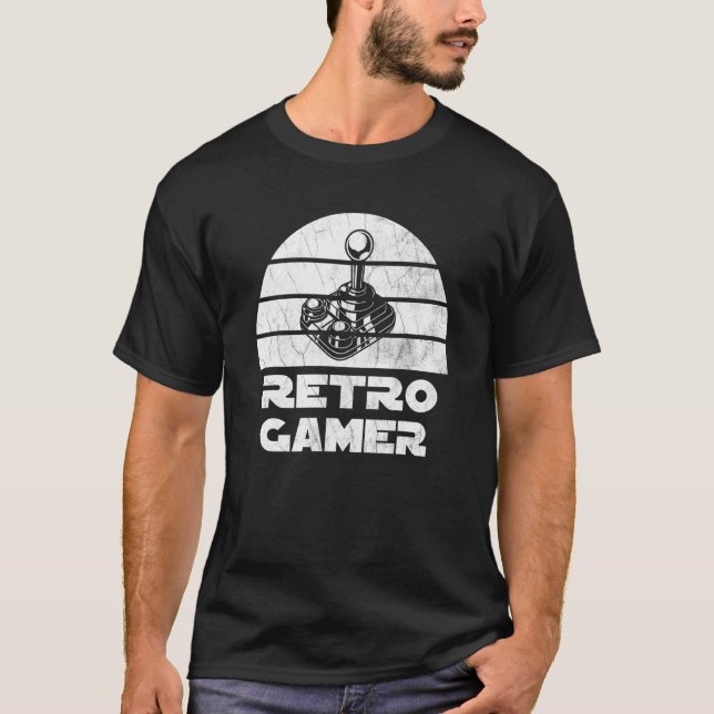Retro-spelare med joystick och solnedgång t shirt (Framsida)