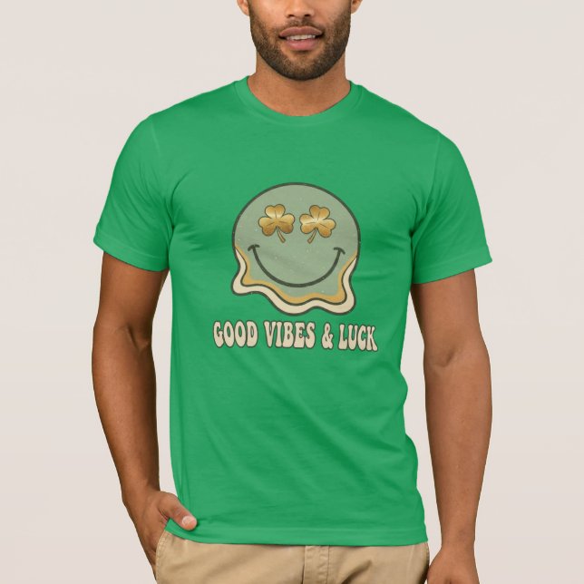 Retro St. Patrick's Day Good Vibes & Luck Smiley  T Shirt (Framsida)
