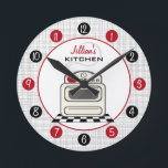 Retro Stove Red & Black Kitchen Clock Rund Klocka<br><div class="desc">En klocka med en illustration av en retro-vit köksspis. Anpassa med ditt namn ovan,  illustration. Klocket har vita siffror på röda och svarta punkter.</div>