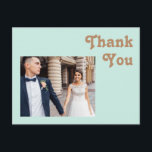 Retro Strand | Aqua Foto Bröllop Tacksamhet Vykort<br><div class="desc">Denna retro strand | akvarellfoto bröllop tack-kort är perfekt för ditt enkla vintage, färgrika tropiska boho sommarbröllop. Dess unika bohemiska mid-century-teckensnitt ger designen en klassisk minimalistisk groovy hippie-vib. Anta att du letar efter en design med ljusa, rustika kustfärger för ditt kreativa 70-tals bröllop vid destinationen strand. I så fall är...</div>