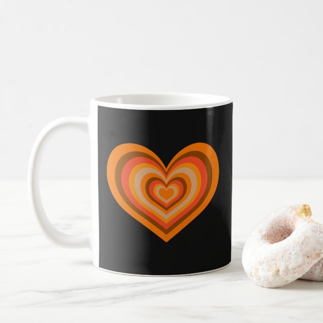 Retro Striped Heart Mug - Orange on Black Kaffemugg (Med munk)