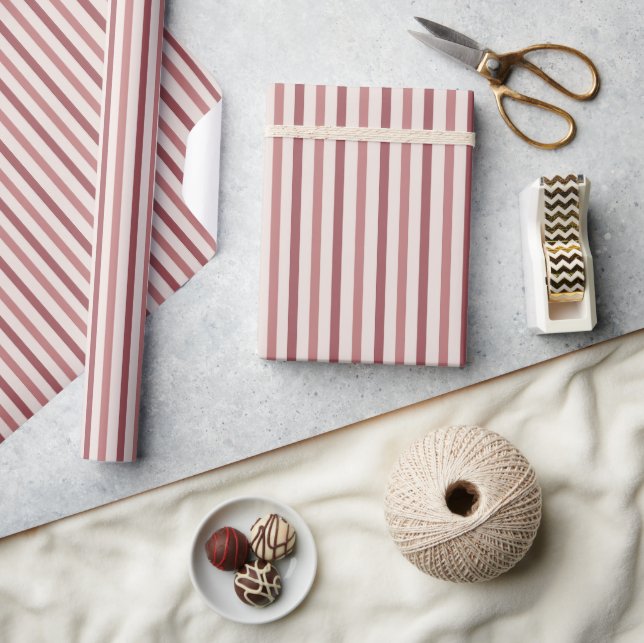 Retro Stripes Pink Burgundy Y2K Style Presentpapper (Hantverk)