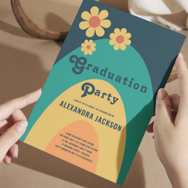Retro Studentenfest med groovy vibe Inbjudningar (Retro simple floral graduation party invitation with daisy and 70s groovy typography )