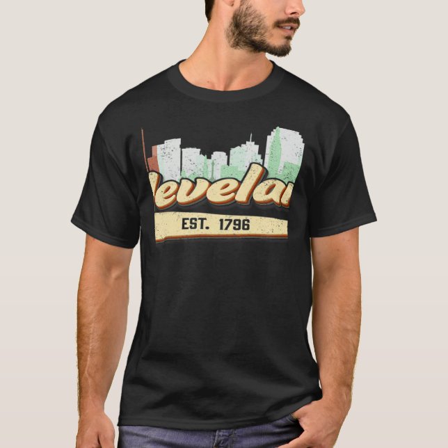 Retro Style Cleveland Ohio Lettering With Skyline  T Shirt (Framsida)