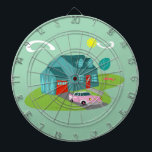 Retro Suburban House Dart Board Piltavla<br><div class="desc">Mönster i Retro Suburban House Dart Board har ett typiskt amerikanskt hem i ett typiskt amerikanskt grannskap, omkring 1950. Ett tealhem med en friboblått tak och turkofönster är perfekt kompenserade av en pulserande röd ytterdörr och verksdörr. En klassisk rosa, 1950:s slutna konvertibel bil står parkerad på pikturesque-motorvägen. Kitschy, plast, rosa...</div>