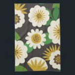 Retro Sunny Summer Flowers Kitchen Towels Kökshandduk<br><div class="desc">En djärv och ljus blomdesign som inspirerats av de skandinaviska textilierna från mitten av århundradet. Enkla och stiliserade vita daisy och guld och andra blomformer ställs mot en säng av grönt löv och mot mörkens bakgrund. Den här söten och diskettenheten har nyanser av benvit,  guld,  brun,  grönt och svart.</div>