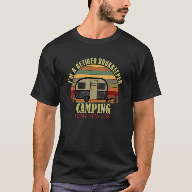 Retro Sunset Camper Retired BOOKKEEPER New Job Cam T Shirt (Framsida)