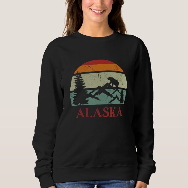 Retro Sunset Mountains and Grizzly Bear Alaska Sou T Shirt (Framsida)
