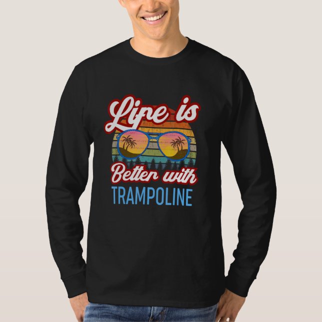 Retro Sunset Slogan Life är bättre med Trampolin T Shirt (Framsida)