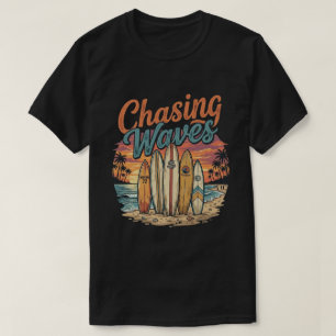 Retro Surf Strand Träd Surfbrädor Jagar Vågor Topp T Shirt