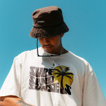 Retro Surfa Sand Sunset Handflatan Träd Beach Vibe T Shirt<br><div class="desc">Retro Surfa Sand Sunsets Handflatan Träd Beach Vibes t-shirt är perfekten som tillägg till din sommargarderob. Oavsett om du slår vågar eller bara klumpar på sanden har den här garantin har du täckt. Låt oss få redot för en sommar fylld med surfa,  sand och oförglömliga solnedgångar.</div>