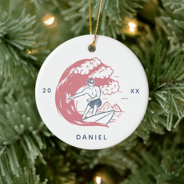 Retro Surfer Boy Beach Vibes Namn & Year Big Wave Julgransprydnad Keramik (Träd)