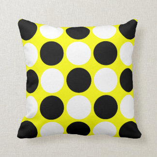 Retro svart- & vitpolka dots på gult kudde