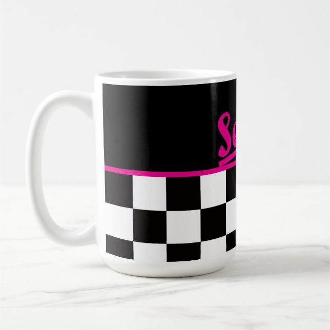 Retro Svart Vitt Neon Rosa 'Serva!' Rutigt Kaffemugg (Vänster)