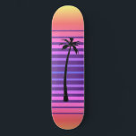 Retro Synthwave med Handflatan Träd Mini Skateboard Bräda 18,5 Cm<br><div class="desc">Vågrät rand i tropiska färg,  som skuggas från varm gult till vacker lila,  med silhuetten från ett graciöst handflatan träd,  skapar en avgrund skateboard!</div>