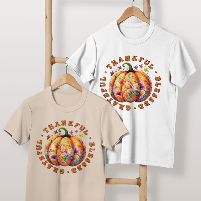 Retro "tacksam" familj för fallande Thanksgiving T Shirt (Skapare uppladdad)