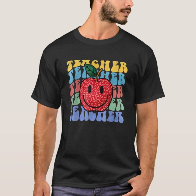 Retro Teacher Apple Leopard Groovy Back To School  T Shirt (Framsida)