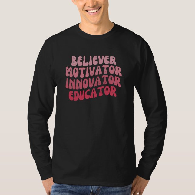 Retro Teacher Believer Motivator Innovator Educato T Shirt (Framsida)