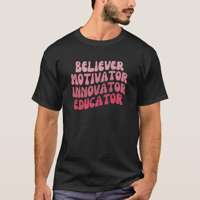 Retro Teacher Believer Motivator Innovator Educato T Shirt (Framsida)
