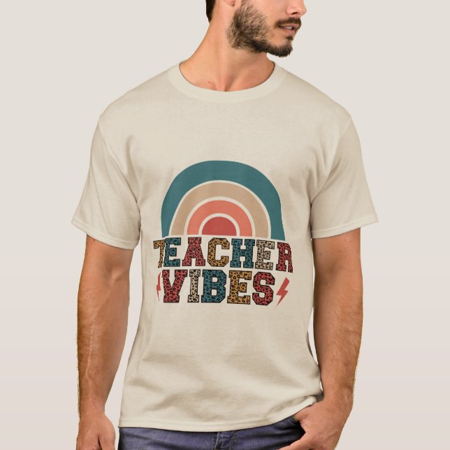 Retro Teacher Vibes Tee - Cute Leopard Rainbow Des (Framsida)