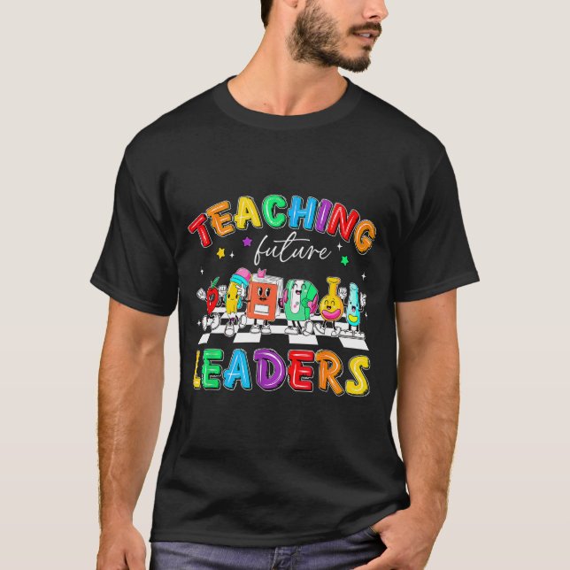 Retro Teaching Future Leaders Groovy Teacher Back  T Shirt (Framsida)
