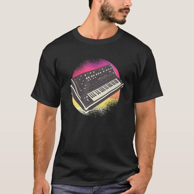 Retro Techno Synthesizer T Shirt (Framsida)