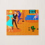 Retro Tecknad Cocktail Party Jigszle Puzzle Pussel<br><div class="desc">Den här Retro-Tecknaden Cocktail Party Jigszle Puzzle har inget inåtvänt ben i sin kropp! Halvhundradets moderna utformning har en livskraftig tecknad teckning i ett vardagsrum och en livlig cocktail i party. Det finns ett attraktivt par på dansen golv. Den blonda kvinnan i en turkosdräkt och hennes höga, mörk och stiliga...</div>