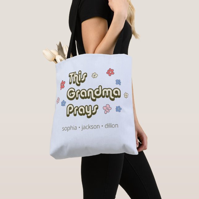 Retro this Grandma Prays Light Blue Tote Bag Tygkasse (Närbild)