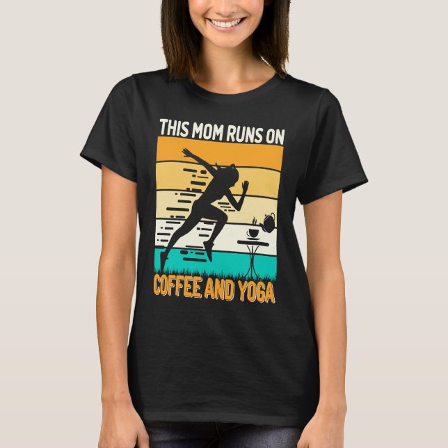Retro This Mom Runs on Coffee and Yoga Apparel  Yo T Shirt (Framsida)