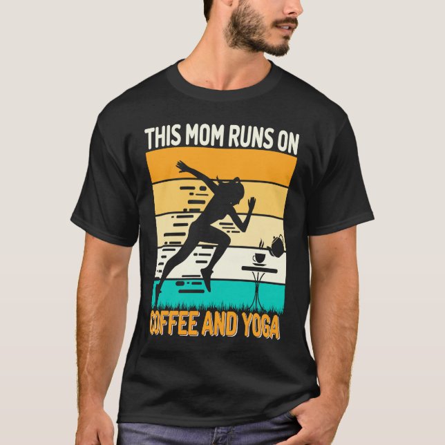 Retro This Mom Runs on Coffee and Yoga Apparel  Yo T Shirt (Framsida)