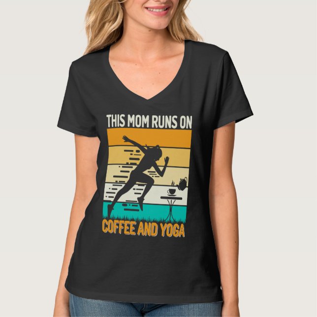 Retro This Mom Runs on Coffee and Yoga Apparel  Yo T Shirt (Framsida)