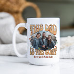Retro this Pappa är Goat Photo 15oz-kaffet Mugg<br><div class="desc">Retro-get mugg för pappa med anpassningsbar foto. Ditt foto visas i en vågigt kant-dekalform och är inramat med "pappa är geten". Anpassa till namn eller barn eller text du vill ha. Använda på samma fotoframsida och baksida, eller ett annat foto för varje sida. Du kan fritt anpassa paletten färg i...</div>