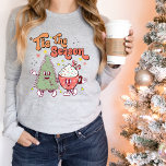 Retro Tis, säsongsjulen T Shirt<br><div class="desc">Vi presenterar vår Retro "Tis the Season"-Långärmad T-Shirt, perfekten som tillägg till din helgdag-garderob! Få redo att sprida den festliga cheer med den här fina och nostalgiska designen som fångar säsongens innersta väsen. En nyfiken och vintage-inspirerad design med en Julgran och kopp av hett chokladdans. Ord "Tis the Season" skrips...</div>