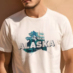 Retro Travel Iconic Alaska Graphic T Shirt<br><div class="desc">Bygg den sista gränsens skönhet med denna Retro Travel Iconic Alaska Graphic T-Shirt. Den här skjortan är en vintage-inspirerad design som lyfter fram de stora landskapen och den unika charmen i Alaska. Den är perfekt för både resenärer och boende. Den är tillverkad av högkvalitativa material för bekvämt bruk och passar...</div>
