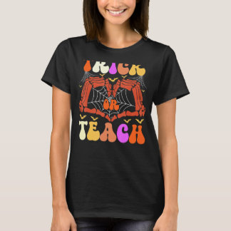 Retro Trick eller Teach Skeleton Hand Teacher Hall T Shirt