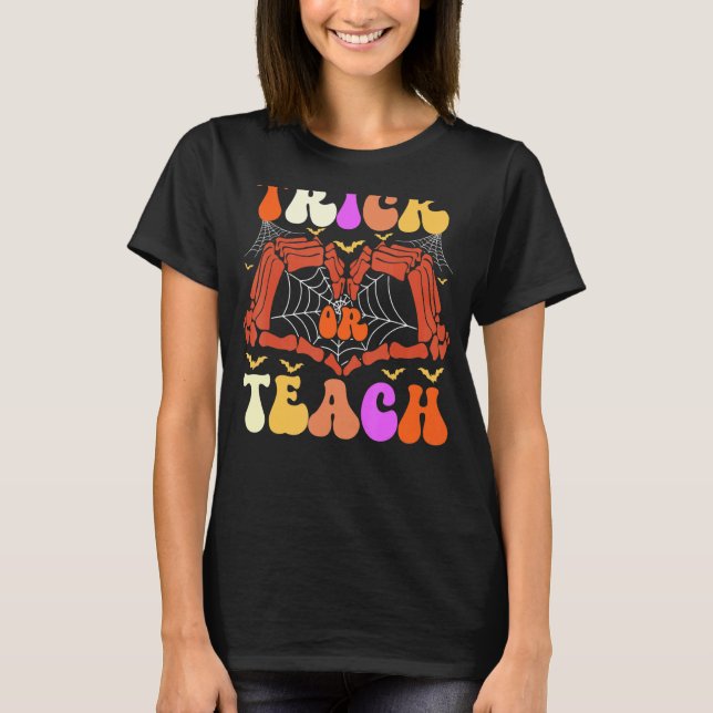 Retro Trick eller Teach Skeleton Hand Teacher Hall T Shirt (Framsida)