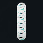 Retro Turcouise Diamonds & Starbursts Skateboard<br><div class="desc">Denna Retro-turkos-diamanter och Starbursts Skateboard är ett nytt sätt att ta sig över vintagen stil. Den har kitschi, svart stjärnsprängning på turkos polka dots, omgivande geometriska, turkotiska och svarta diamantformer. Anpassa bakgrunden till färg på denna moderna produkt i mitten av århundradet om du känner dig djärv, eller lämna den vit...</div>