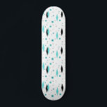 Retro Turcouise Diamonds & Starbursts Skateboard<br><div class="desc">Denna Retro-turkos-diamanter och Starbursts Skateboard är ett nytt sätt att ta sig över vintagen stil. Den har kitschi, svart stjärnsprängning på turkos polka dots, omgivande geometriska, turkotiska och svarta diamantformer. Anpassa bakgrunden till färg på denna moderna produkt i mitten av århundradet om du känner dig djärv, eller lämna den vit...</div>