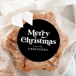 Retro Typography Black God jul Runt Klistermärke<br><div class="desc">Enkla julklistermärken med "God jul" som visas i vit text i stil med svart bakgrund. Anpassa de svarta och vita julklistermärkena med ditt namn eller din anpassningsbar. Snyggtens helgdag-klistermärken är perfekt till använda för kuvertförseglingar,  presentemballering,  party favors och mer! Designad att samordna med vår Retro Typography-julsamling.</div>