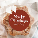 Retro Typography Brown God jul Runt Klistermärke<br><div class="desc">Enkla julklistermärken med "God jul" som visas i vit text av stil med en terracotta brun bakgrund. Anpassa terracotta-julklistermärken med ditt namn eller din anpassningsbar. Snyggtens helgdag-klistermärken är perfekt till använda för kuvertförseglingar,  presentemballering,  party favors och mer! Designad att samordna med vår Retro Typography-julsamling.</div>