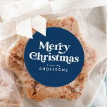 Retro Typography Navy Blue God jul Runt Klistermärke<br><div class="desc">Enkla julklistermärken med "God jul" som visas i vit text i stil med marin blå bakgrund. Anpassa de blå julklämparna till marinen med ditt namn eller din anpassningsbar. Snyggtens helgdag-klistermärken är perfekt till använda för kuvertförseglingar,  presentemballering,  party favors och mer! Designad att samordna med vår Retro Typography-julsamling.</div>