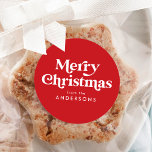 Retro Typography Red God jul Runt Klistermärke<br><div class="desc">Enkla julklistermärken med "God jul" som visas med vit text i stil med röd bakgrund. Anpassa de röda julklistermärkena med ditt namn eller din anpassningsbar. Snyggtens helgdag-klistermärken är perfekt till använda för kuvertförseglingar,  presentemballering,  party favors och mer! Designad att samordna med vår Retro Typography-julsamling.</div>