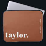 Retro Typography Terracotta Personlig<br><div class="desc">Få din bärbara dator att framstå med den här bärbara anpassningsbarna fodral med fet återtypografi. Anpassa den med ditt namn och en kort-fras för att skapa en design som är helt din egen. Välj från ett intervall av färg till kostym stil eller arbetsyta. Den här bärbara personligen fodral är Underbar...</div>