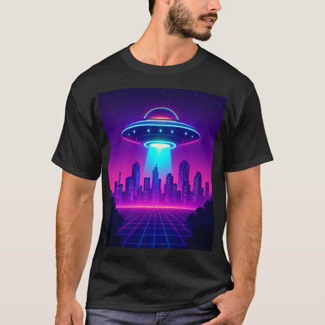 Retro UFO Cityscape Poster - Neon Synthwave Alien T Shirt (Framsida)