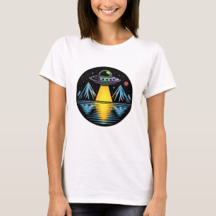 Retro UFO i bergen reflekteras i vattnet T Shirt