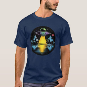 Retro UFO i bergen som speglas i vattnet T Shirt