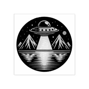 Retro UFO i de berg som reflekterar i Vatten Stämpel