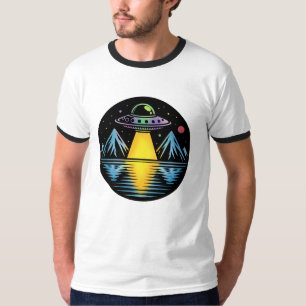 Retro UFO i de berg som reflekterar i Vatten T Shirt